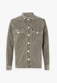 Olijf groene corduroy overhemdjack met een klassieke kraag, twee voorzakken en een knoopsluiting aan de voorkant met beige knopen. Gladde textuur.