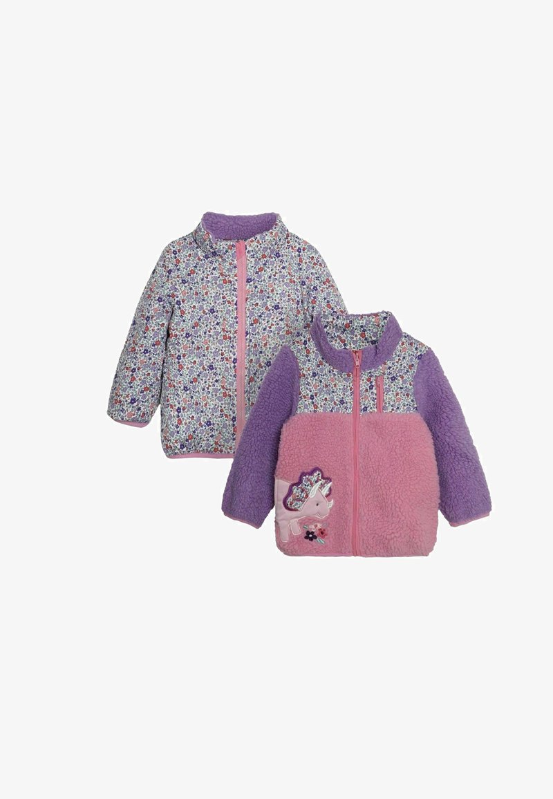 Due giacche per bambini: una con un motivo floreale in colori pastello e una cerniera, e l'altra in pile rosa e viola con una applicazione di unicorno.