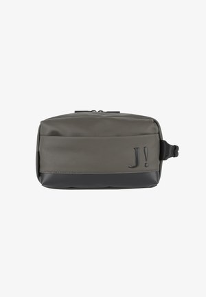 Sac de toilette en tissu gris avec une texture lisse, featuring un fond noir, une fermeture éclair et un lettrage en relief "J!" sur le côté.
