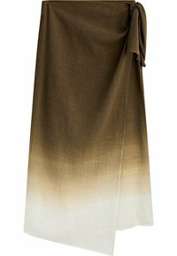 Écharpe dégradée marron et beige, en tissu texturé avec un accent noué à la taille. Design léger et fluide avec un ourlet irrégulier.