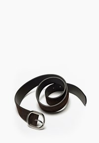 Brauner Ledergürtel mit einer silbernen rechteckigen Schnalle, ausgestattet mit Löchern zur Verstellung und einer glatten Unterseite. Sichtbares gerolltes Design.