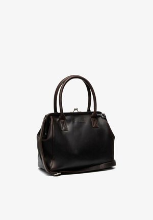 Sac à main en cuir marron foncé avec deux poignées supérieures et une bandoulière amovible, doté d'une fermeture à boucle et de détails de couture minimalistes.