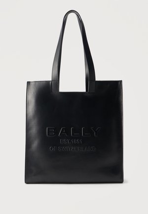 Zwarte leren totebag met twee lange handvatten en geperste tekst "BALLY EST.1851 VAN ZWITSERLAND" in het midden aan de voorkant.