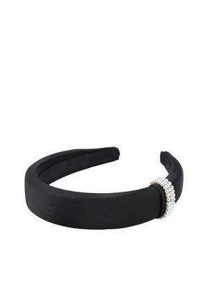 Zwart gevoerde haarband met een cluster van kleine witte parels bevestigd aan één kant tegen een witte achtergrond.