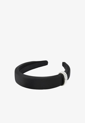 Zwart gevoerde haarband met een cluster van kleine witte parels bevestigd aan één kant tegen een witte achtergrond.