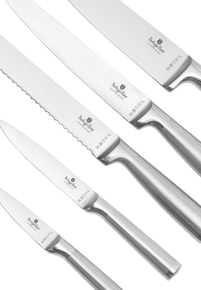 Zestaw pięciu noży kuchennych ze stali nierdzewnej o różnych kształtach i długościach ostrzy, z gładkim uchwytem i grawerowanym logo na ostrzach.