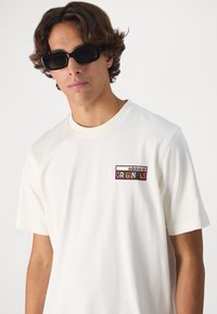 adidas Originals 80S PREMIUM GRAPHIC - T-shirt med print - off white