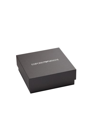 Svart papperspresentlåda med en slät yta, prydd med en silverprägling av logotypen på toppen. Stängs säkert med en vikflik.