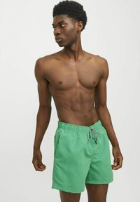 Jack & Jones JPSTFIJI JJSWIM SOLID  - Short de bain - green bee