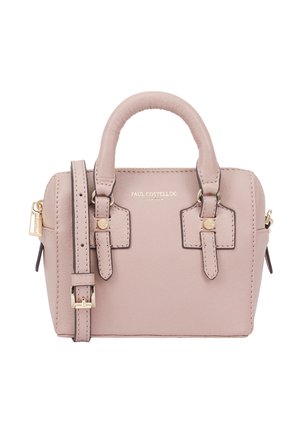 Petit sac à main en cuir rose avec une forme structurée, des poignées supérieures doubles, une bandoulière réglable, du matériel décoratif et une fermeture zippée.