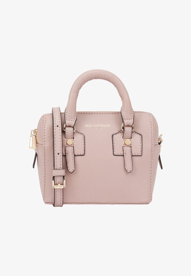 Petit sac à main en cuir rose avec une forme structurée, des poignées supérieures doubles, une bandoulière réglable, du matériel décoratif et une fermeture zippée.
