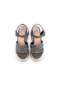 Sandalias de cuña de tela gris con diseño de tiras cruzadas, hebilla ajustable en el tobillo y plataforma estilo yute. Interior suave con impresión de logo.