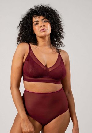 Bordeauxfarbenes Lingerie-Set mit einem durchsichtigen BH mit V-Ausschnitt und breiten Trägern, kombiniert mit hochgeschnittenen Slips mit einem kontrastierenden elastischen Taillenbund.