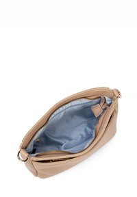 Borsa a mano in pelle beige con chiusura a zip. L'interno presenta una fodera azzurro chiaro, una tasca piccola e una texture liscia. Forma arrotondata.