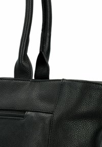 Schwarze Leder-Tote-Bag mit strukturierter Oberfläche, zwei langen Griffen und einer Reißverschlusstasche an einer Seite.