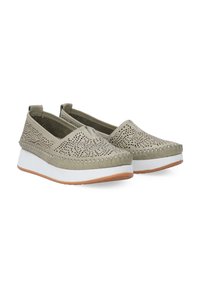 Hellegrüne, perforierte Leder-Slipper mit einer weißen Plattformsohle und brauner Gummisohle; mit dekorativer Naht entlang der Kante.
