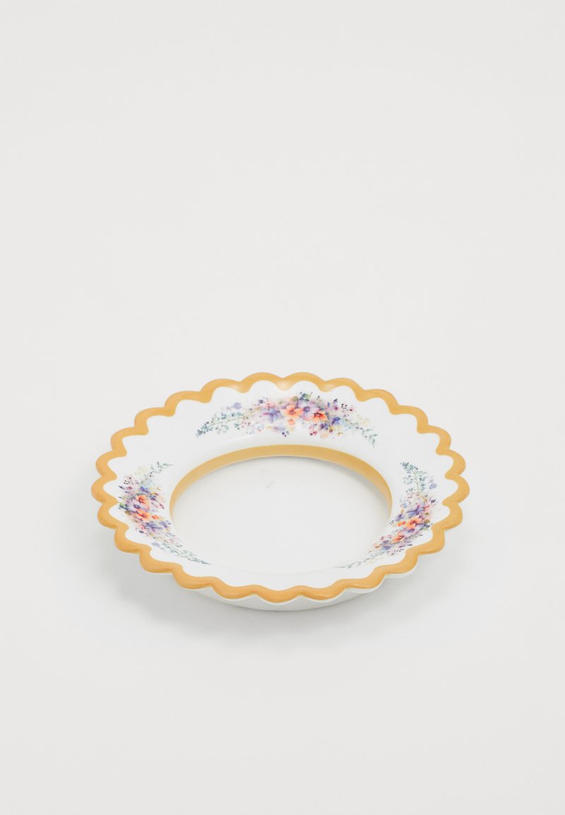 Assiette en céramique avec des bords festonnés, surface blanche, motif floral en rose et violet, et un bord doré autour d'un centre circulaire.
