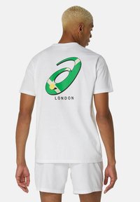 ASICS - COURT GRAPHIC - Print T-shirt - brilliant white Thumbnail Image 1