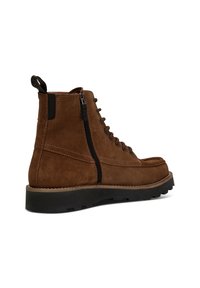 Bottines en daim marron avec fermeture éclair latérale, finition texturée, bout rond et semelle en caoutchouc avec crampons pour une meilleure adhérence.