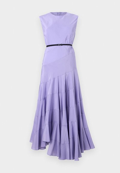 Laventelin värinen maksimekko, jossa on tiukka yläosa, hihattomat hihat ja musta vyö. Kerroksellinen röyhelömuotoilu helmassa lisää liikettä ja rakennetta.