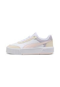 Sneaker bianca con suola chunky, caratterizzata da accenti rosa pastello e beige, tomaia in pelle liscia e pannelli laterali testurizzati.