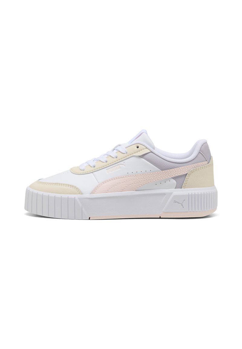 Sneaker bianca con suola chunky, caratterizzata da accenti rosa pastello e beige, tomaia in pelle liscia e pannelli laterali testurizzati.