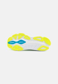Semelle de chaussure blanche avec des accents en caoutchouc jaune et bleu. Possède des grips texturés et des rainures pour la traction. Nom de la marque visible en blanc.