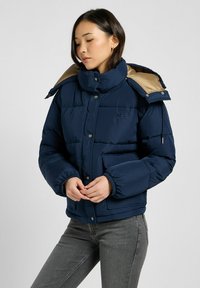 Lee LINED SHORT PUFFER WITH HOOD RELAXED FIT - Giacca invernale - rivet navy