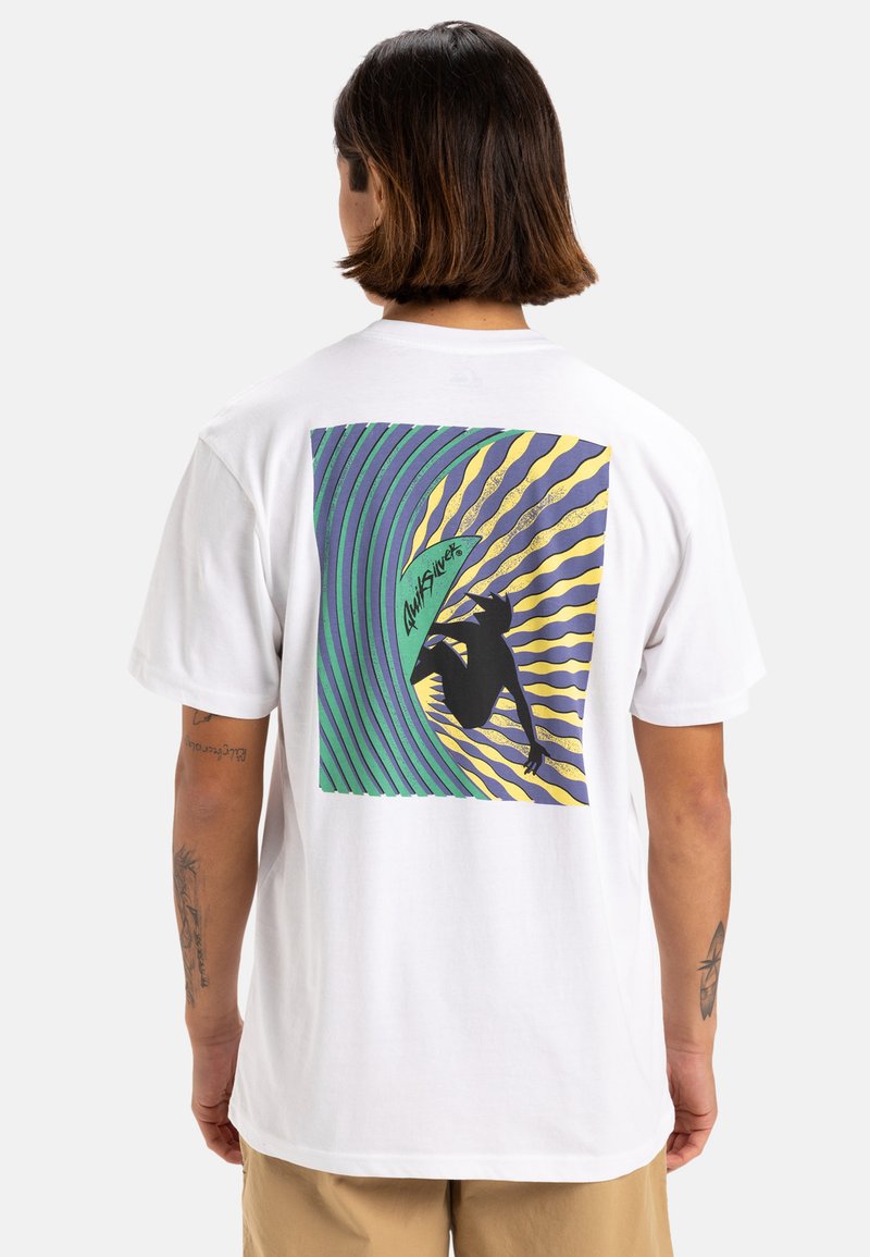 Camiseta de algodón blanca con un gráfico colorido en la parte posterior. El diseño incluye olas moradas y verdes con una silueta y acentos.