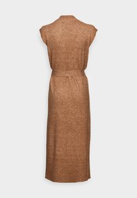Hnědý pletený šaty s krátkými rukávy, páskem v pase a žebrovaným lemem. Textura tkaniny vypadá jemně a mírně strukturovaně.