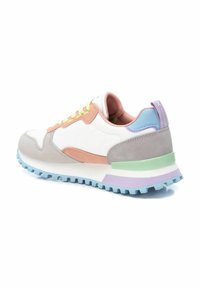 Sneaker multicolore con pelle bianca e suede grigio chiaro. Dettagli in rosa, lilla, verde e azzurro chiaro con suola testurizzata.