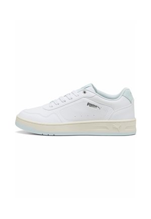 Hvide sneakers med en glat læderoverdel, lyseblå detaljer, perforeringer og en gummisål. Har Puma-logoet på siden.