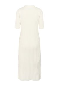 Robe en tricot côtelé écrue, dotée de manches courtes et d'une silhouette cintrée. Texture lisse avec des rayures verticales sur toute la longueur.