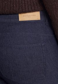 ONLY Carmakoma CARHIRIS  PUSH UP - Ļoti pieguloši džinsi - dark blue denim