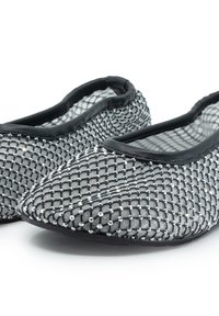 Scarpe slip-on nere in rete con un motivo intrecciato argento testurizzato e piccoli dettagli lucidi, punta a forma appuntita e soffice fodera.