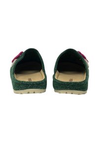Pantofole verdi in feltro con chiusura sul retro, caratterizzate da un accento floreale viola. Superficie texturizzata e suole in gomma beige con dettagli antiscivolo.