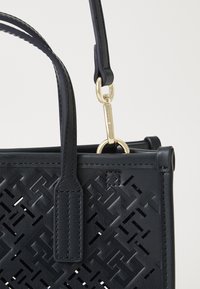 Tommy Hilfiger CITY MINI TOTE MONO - Håndtasker - space blue