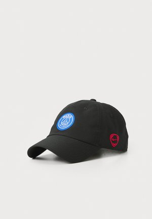 Sort baseball cap lavet af stof, der har et blåt cirkulært Paris-emblem og et rødt Nike-logo på siden. Sneboldformet skygge.