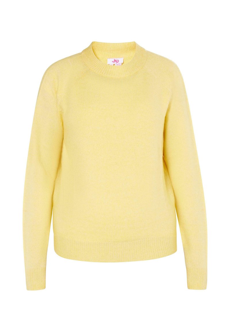 Miękki żółty sweter z dzianiny, z długimi rękawami, żebrowanym okrągłym dekoltem, mankietami i dołem, wyeksponowany na białym tle.