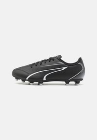 Scarpa da calcio nera con accenti bianchi, tomaia sintetica, punta rotonda, design con lacci e tacchetti conici per una migliore trazione sull'erba.
