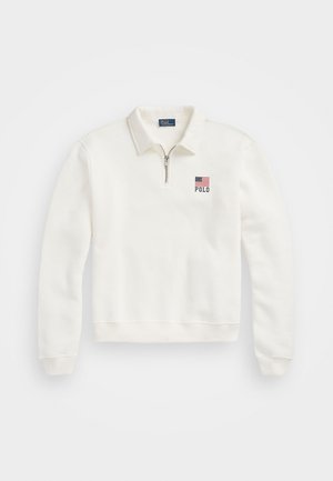 Hvid langærmet pullover med kvart lynlås og krave, med et lille amerikansk flag og teksten "POLO" på venstre bryst.