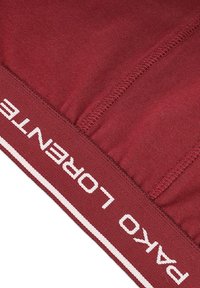 Bordowe bawełniane bokserki z białą elastyczną gumką z napisem "Lorenzo" i "Pakko". Gładka faktura, zaprojektowane z myślą o komforcie.