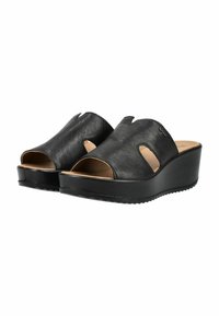 Sandalias cuña de cuero negro con punta abierta, lados recortados y una parte superior suave y ligeramente texturizada.