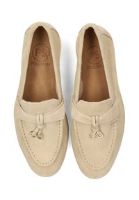 Beige Wildleder-Loafer mit runder Zehenform, dekorativem Knoten und goldenen Akzentdetails, Lederinnensohle und sichtbarer Naht entlang der Kante.