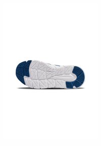 Vit sneakersula med en blå accent; texturerad gummi med djupa spår för grepp; böjd form och distinkt mönster.