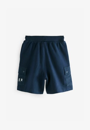 Pantalones cortos azul marino hechos de una tela suave, con una cinturilla plana, bolsillos laterales y paneles texturizados con un logo decorativo.