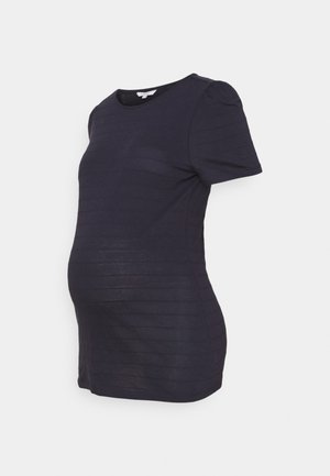 Marineblaue Umstands-T-Shirt mit kurzen Puffärmeln und feiner horizontaler Streifenstruktur, dargestellt auf weißem Hintergrund.