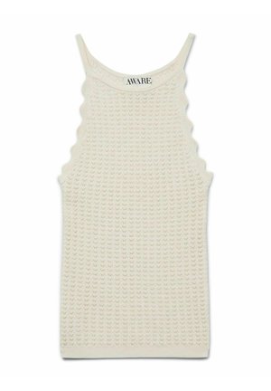 Top cu bretele tricotat de culoare crem, cu un model texturat, margini ondulate pe bretele și un decolteu rotund. Eticheta spune "AWARE."