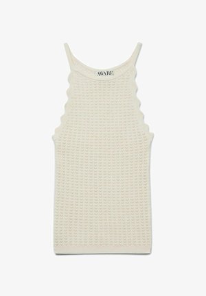Cremfarbener gestrickter Tank-Top mit einem strukturierten Muster, gewellten Kanten an den Trägern und einem runden Halsausschnitt. Das Etikett trägt die Aufschrift "AWARE".