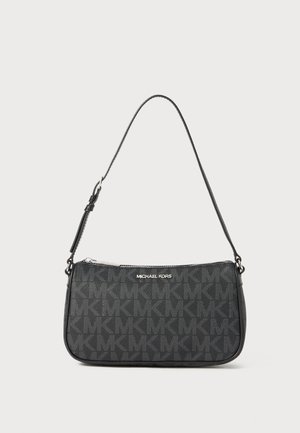 Sac à main en cuir noir avec fermeture éclair, sangle réglable et motif répétitif du logo MK. Texture lisse avec un léger éclat.
